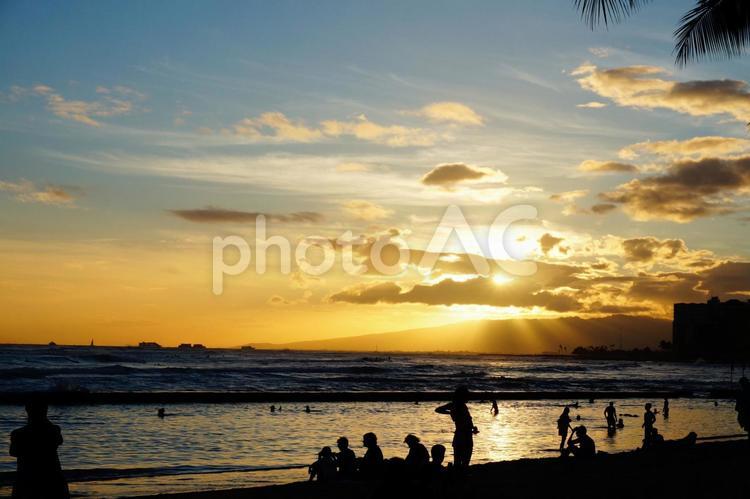 ハワイ　オアフ島の夕日 ハワイ,オアフ島,ワイキキビーチの写真素材