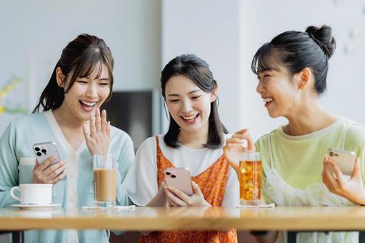 カフェで女子会をする若い女性 カフェで女子会をする若い女性 カフェ,スマートフォン,女子会の写真素材