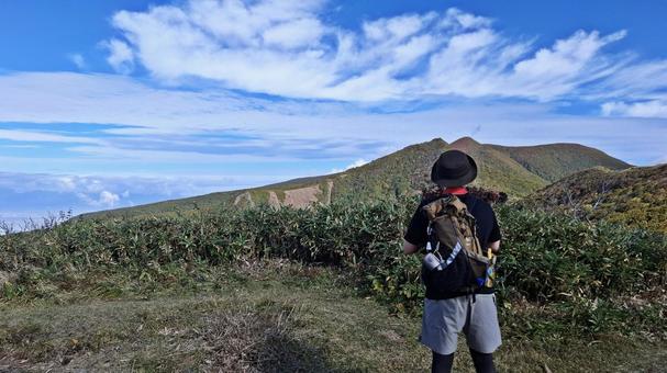 頂上から景色を眺める登山者 頂上から景色を眺める登山者 登山,縦走,登山者の写真素材