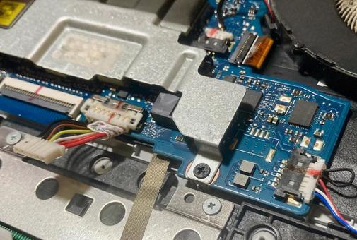 ノートパソコンの中身をクローズアップ ノートパソコンの中身をクローズアップ パソコン,中,分解の写真素材