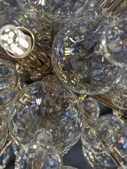 きらめくガラスの照明 シャンデリア,照明,ライトの写真素材