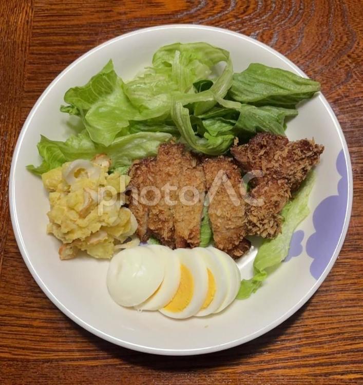 ロースカツとポテトサラダと茹で卵とレタス 夕食,ロースカツ,ポテトサラダの写真素材