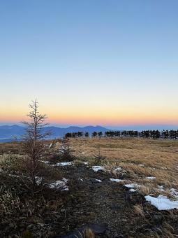 残雪と夕焼けの写真