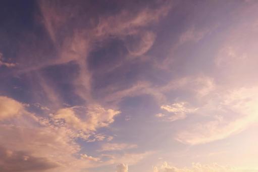 紫に染まる雲が美しい夕焼けの空の写真