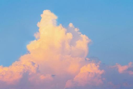 夕日に染まる入道雲 夕日に染まる入道雲の写真