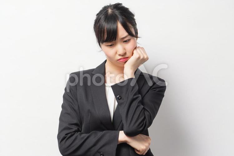 問題を抱えて困っている若いビジネスウーマン  困る,悩む,女性の写真素材
