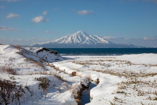 海岸から望む冬の利尻岳 海岸から望む冬の利尻岳 海岸,北海道,利尻岳の写真素材