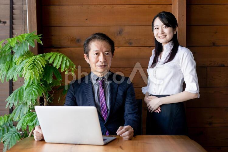 中高年のビジネスマンとビジネスウーマン 経営者,秘書,社長の写真素材