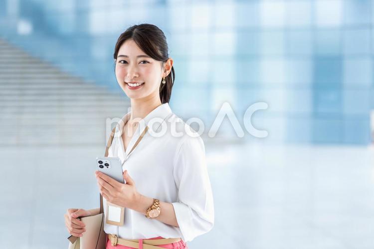 スマホを操作するビジネスウーマン。 女性,人物,ビジネスの写真素材