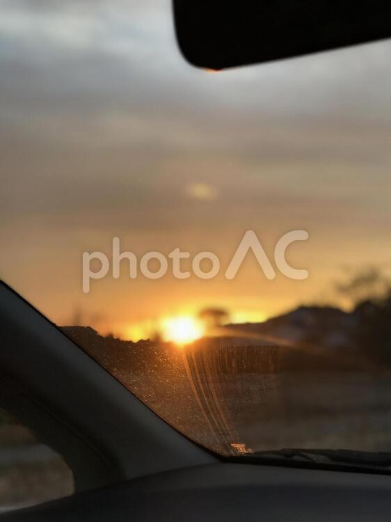車の中からの夕日 日暮れ,自動車,暁の写真素材