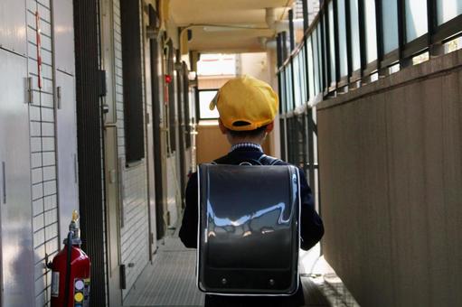 小学校から帰宅する小学生の男の子 小学校から帰宅する小学生の男の子 子ども,子供,小学生の写真素材