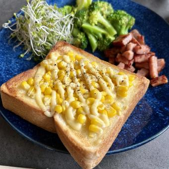 コーンチーズトーストの朝食 コーンチーズトーストの朝食の写真