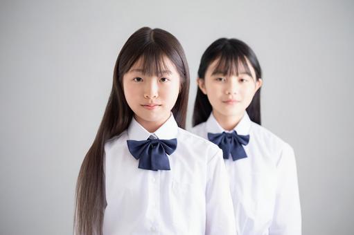 まっすぐ前を見る小学生 まっすぐ前を見る小学生の写真