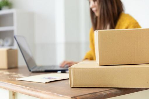 荷物の発送準備をする女性 配送,配達,段ボールの写真素材