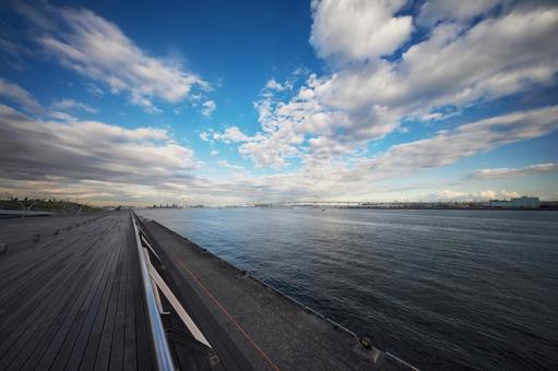 横浜大さん橋から望む横浜ベイブリッジ 横浜大さん橋ふ頭,ウッドデッキ,横浜ベイブリッジの写真素材