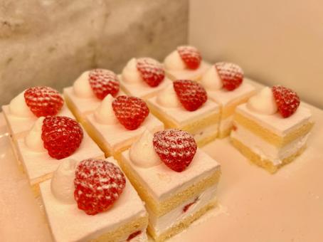 小さなショートケーキ 小さなショートケーキ 苺,いちご,イチゴの写真素材
