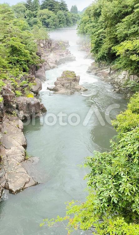 雨が止んだ後の渓谷 川,自然,岩の写真素材