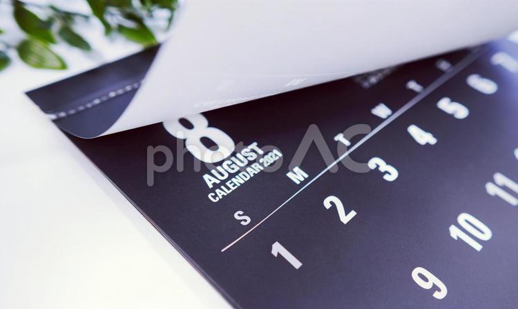 2021年８月カレンダー（７月のカレンダーをめくる） 2021年,2021,8月の写真素材