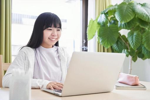 Junior high school girls operating a computer in the living room, mittelschüler, frau, japanisch, JPG