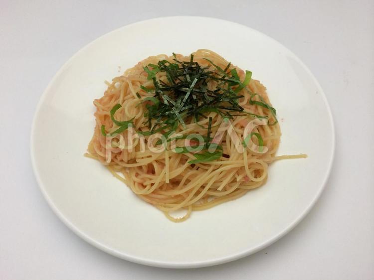 青しそと刻み海苔を乗せた明太子パスタ 明太子パスタ,パスタ,スパゲッティの写真素材