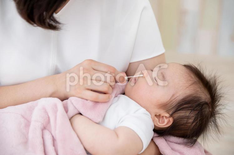 赤ちゃんの鼻ケア 鼻づまり,風邪,鼻の写真素材