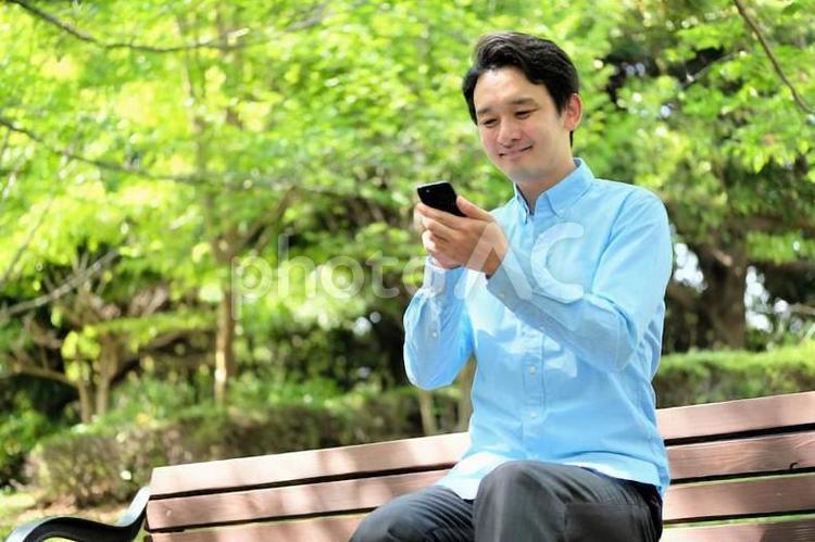 スマホを持つ日本人男性 ライフスタイル,男性,1人の写真素材