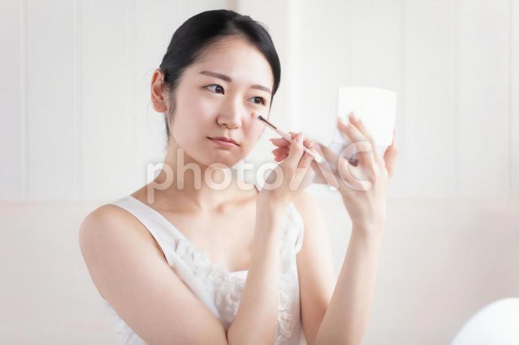 涙袋メイクをする女性 涙袋メイク,涙袋,困るの写真素材