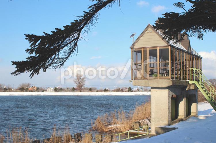 冬の水門小屋の風景02 冬,風景,冬景色の写真素材
