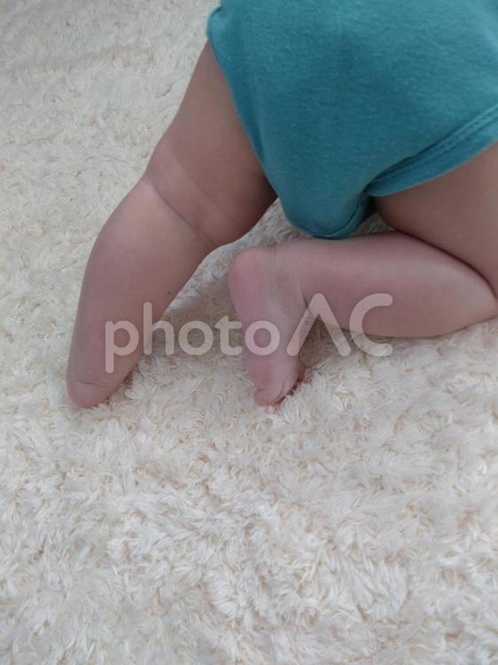 ずりばいをはじめた赤ちゃんの足 ずりばい,子供,乳児の写真素材
