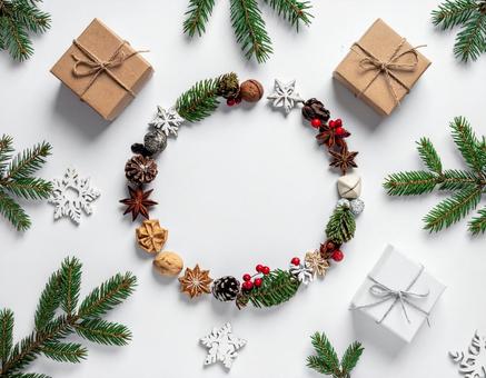 クリスマスリースとプレゼント背景フレームの写真