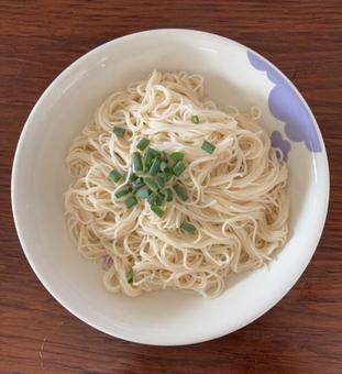 R7.08.22 素麺に刻みやぐらねぎ R7.08.22 素麺に刻みやぐらねぎの写真