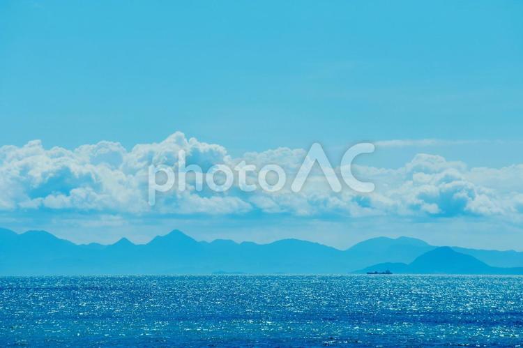 九州の山並みと入道雲 九州の山並みと入道雲 入道雲,水平線,九州の山並みの写真素材