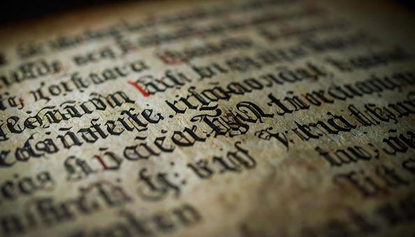 文字が書かれた羊皮紙 の写真