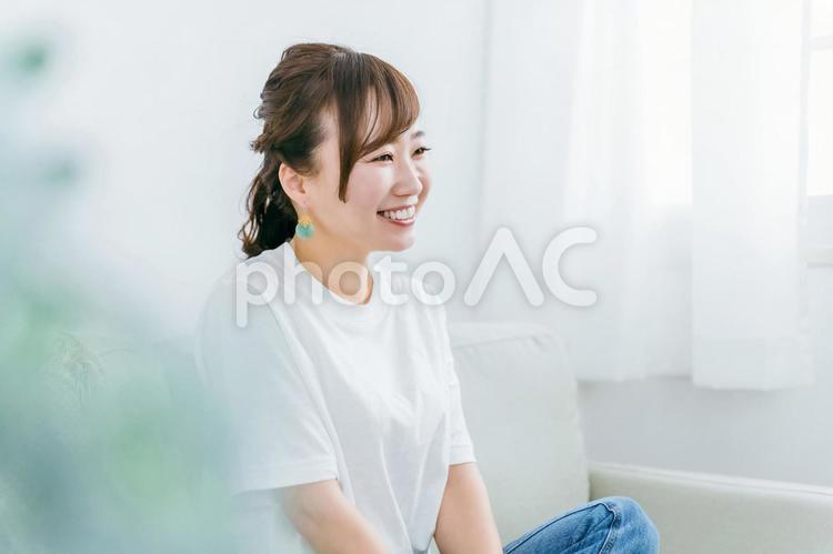 ソファでくつろぐ笑顔の日本人女性 女性,ライフスタイル,日本人の写真素材