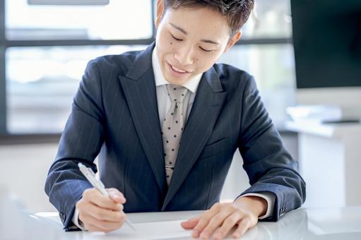 笑顔のビジネスマン 笑顔のビジネスマン ビジネス,会社員,スーツの写真素材