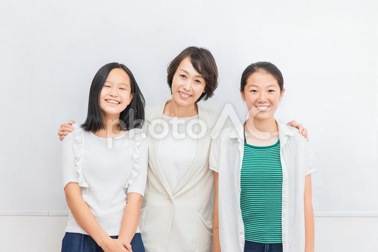 スーツ姿の女性と子供（ワーキングマザー） 先生,子供,ママの写真素材