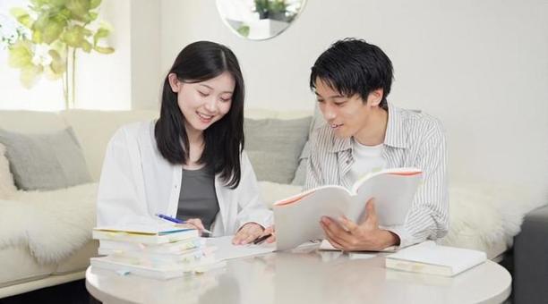 勉強を教えあうアジア人の男女 勉強を教えあうアジア人の男女 女性,男性,学生の写真素材