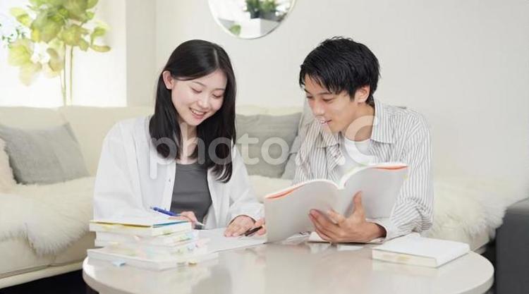 勉強を教えあうアジア人の男女 女性,男性,学生の写真素材