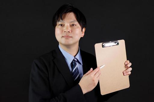 説明するビジネスマン 説明するビジネスマン ビジネスマン,スーツ,男の写真素材