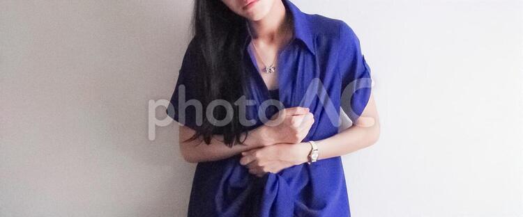 胃痛に苦しむ女性(横長) 胃痛,女性,ストレスの写真素材