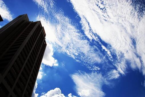 高層マンションと青空 空,そら,自然の写真素材