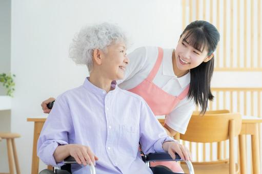 シニア女性を介護をする介護士の女性 シニア女性を介護をする介護士の女性 介護,介護士,シニアの写真素材