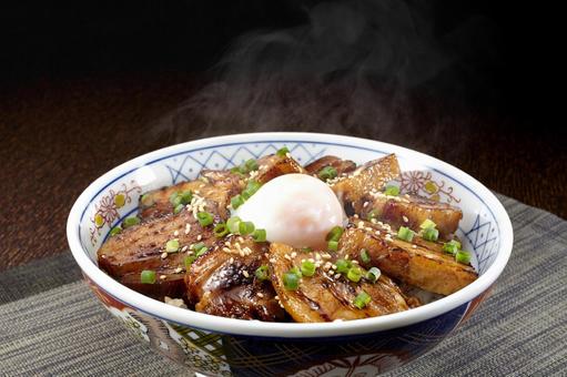 温泉卵がのった角煮丼 温泉卵がのった角煮丼 角煮丼,豚角煮丼,アップの写真素材