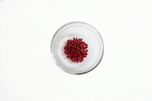 ガラスボールに水を入れて小豆を浸している ガラスボールに水を入れて小豆を浸している ガラス,ボール,水の写真素材
