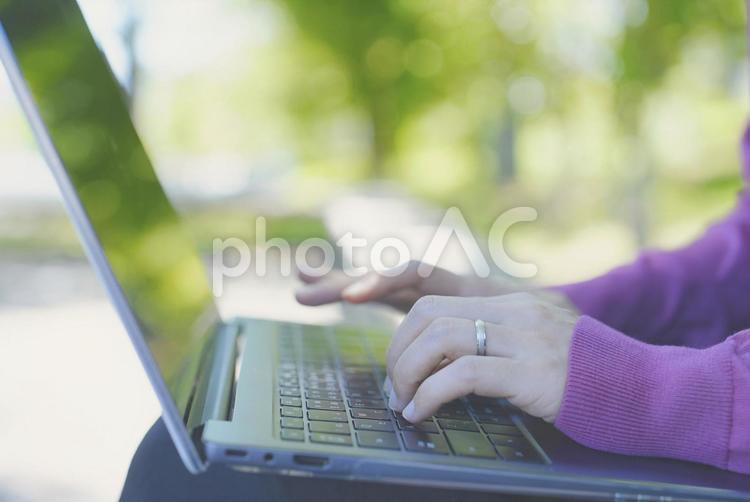 ラップトップを使用する女性と緑ぼかし背景 pc,ビジネス,女性の写真素材