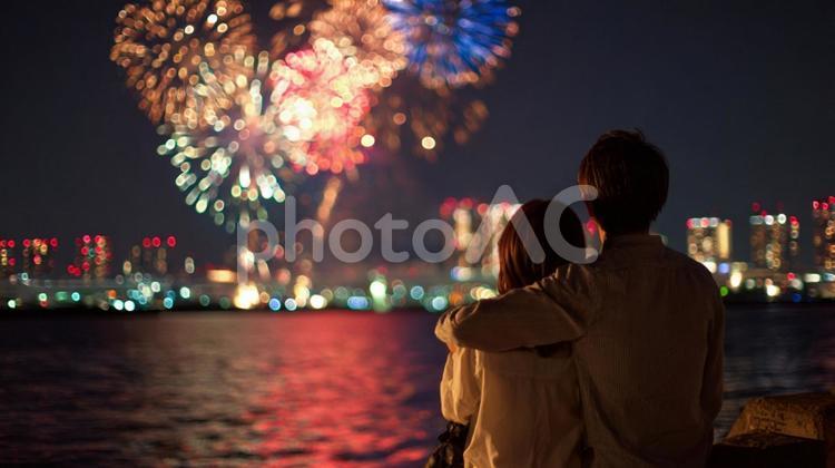 寄り添うふたりと花火 カップル,花火,夜景の写真素材