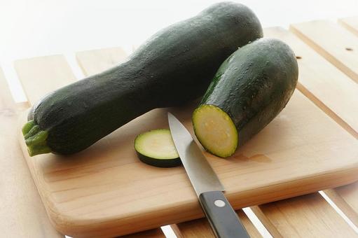 切り口がジューシーなズッキーニ 切り口がジューシーなズッキーニ ズッキーニ,断面,野菜の写真素材