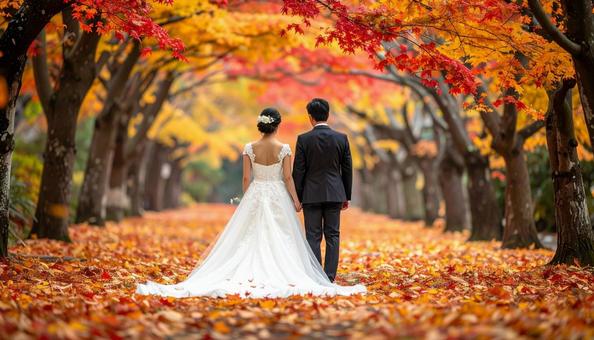 紅葉のウェデイングドレス姿の花嫁と花婿 紅葉のウェデイングドレス姿の花嫁と花婿の写真