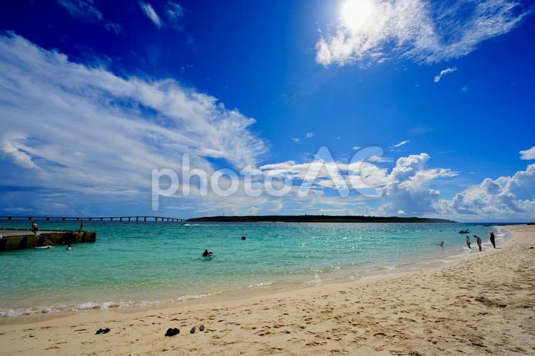 与那覇前浜ビーチの透明な海と青空 与那覇前浜,宮古島,沖縄の写真素材