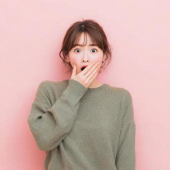 予期せぬ出来事に驚く女性のクローズアップ 予期せぬ出来事に驚く女性のクローズアップの写真